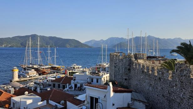 Blick auf das Meer in der Abendsonne in Marmaris, der beliebten Küstenstadt an der Ägäis.