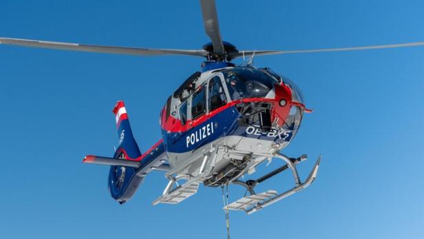 Hubschrauber startet auf Schnee