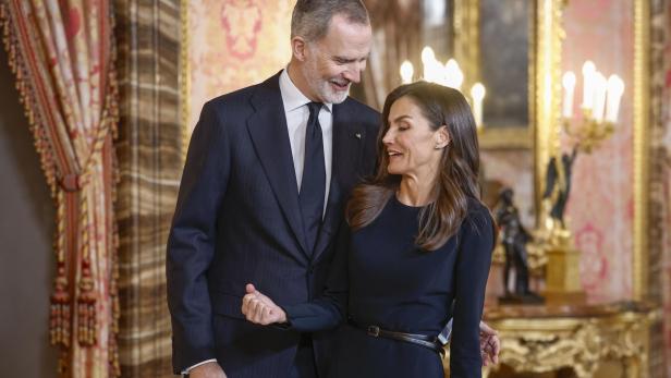 Felipe und Letizia.jpg König Felipe und Königin Letizia stehen in einem eleganten Raum und schauen einander an.