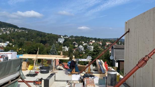 Auf der Baustelle werden die ersten Seitenwände montiert und abgestützt. 