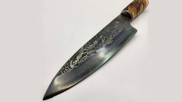 Handgefertigte Damastmesser von Thomas Rath verbinden Tradition, Innovation und Blaufärbung zu einzigartigen Jagdmessern, Küchenmessern und Klappmessern.