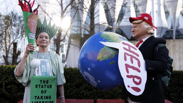Das Foto zeigt eine Protestaktion gegen die Klimapolitik von Donald Trump in London.