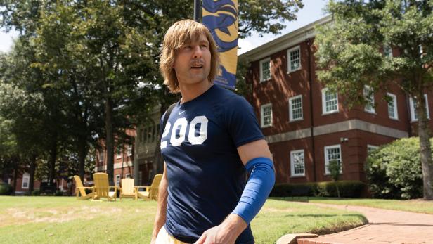 Football-Profi Russ (Glen Powell) ist als Sonderling Chad Powers verkleidet. 