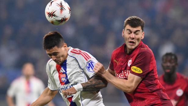 Ein harter Zweikampf im Spiel Olympique Lyon gegen Salzburg