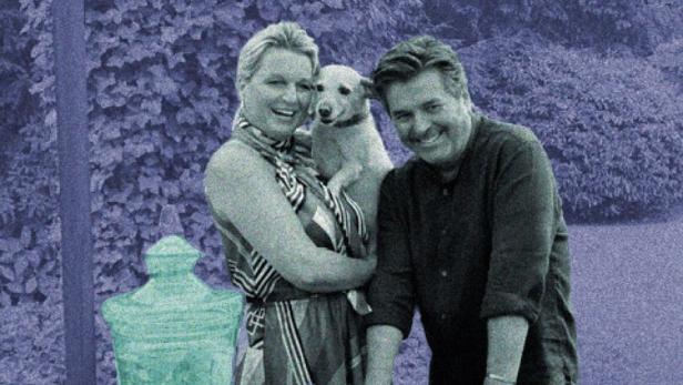 Thomas Anders will seinen Dackelmischling nicht im Bett, Ehefrau Claudia schon. Thomas Anders, seine Frau Claudia und ihr Dackel-Mischling posieren vor der Kamera.