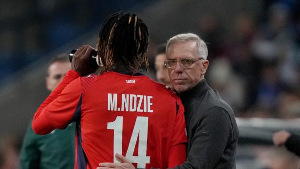 Rapid-Trainer Stöger spricht mit Ndzie
