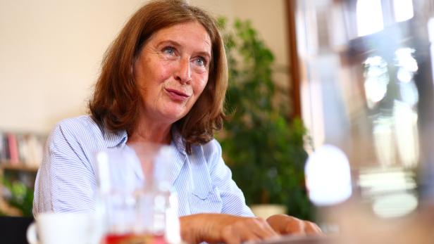 Bürgermeisterin Elke Kahr sitzt in ihrem Büro an einem Tisch