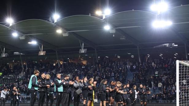 Die Sturm-Spieler feiern mit den Fans