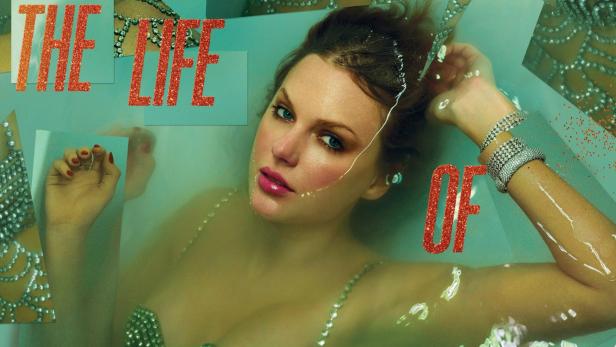 Eine Frau liegt in Wasser, trägt ein glitzerndes Perlenkostüm und Schmuck, umgeben von den Worten „The Life of a Showgirl“.