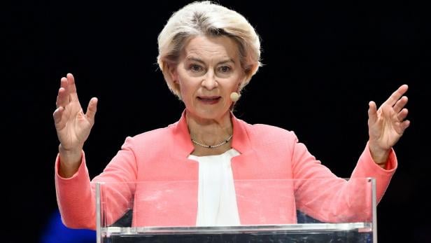 EU-Kommissionspräsidentin Ursula von der Leyen hinter einem Redepult