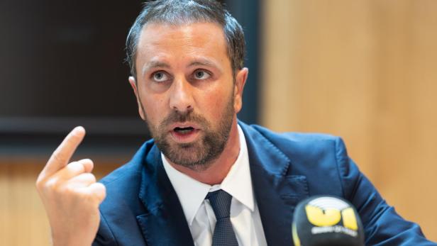 Dornauer im Anzug gestikuliert vor einem Mikrofon während einer Rede.