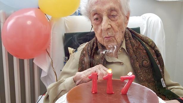 Das Bild zeigt Maria Branyas im Jahr 2024 bei ihrem 117. Geburtstag.