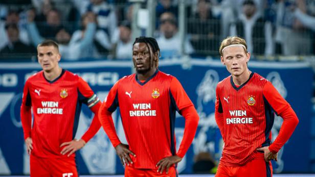 Fassungslos: Die Rapidler beim 1:4 in Posen.