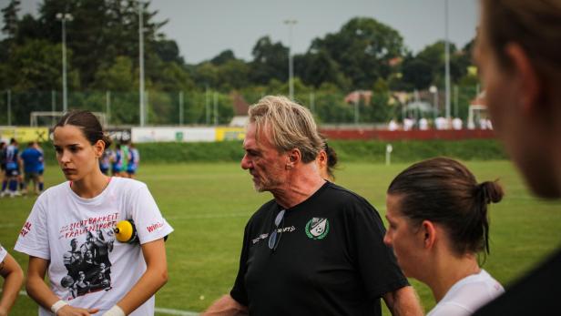Andreas Ogris und Spielerinnen von Neulengbach