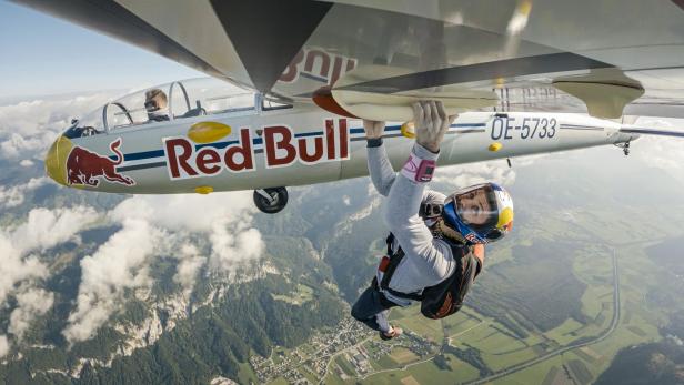 Der slowenische Kletterer Domen Škofic kraxelte in luftiger Höhe unter einem Segelflugzeug