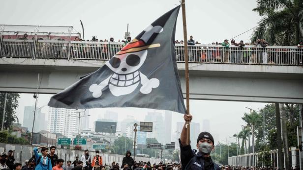 Die „One-Piece-Flagge“ bei Protesten in Indonesien – mittlerweile wird die Flagge in vielen anderen Ländern benutzt.