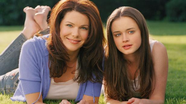 Lorelai und Rory Glimore liegen im Gras