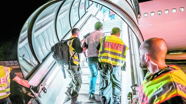 Abschiebungen: Laut Innenministerium müssen täglich 35 Personen Österreich verlassen