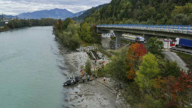 TIROL: AUTO STÜRZTE BEI HALL IN TIROL VON DER AUTOBAHN IN DEN INN AB