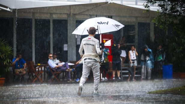 Wasser marsch! Der Regen machte im Qualifying Nico Rosberg und Kollegen zu schaffen.