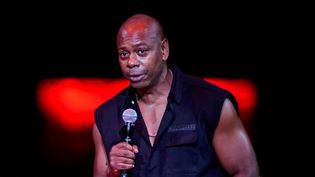 Star-Comedian Dave Chappelle bei einem Auftritt.