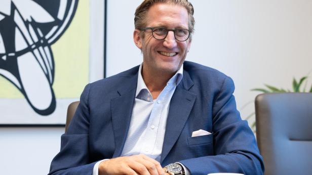 Remus-Chef Stephan Zöchling lächelt beim Interview mit dem KURIER in die Kamera