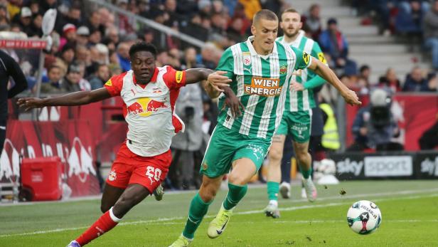 Baidoo (li.) setzte sich gegen Rapids Cvetkovic durch