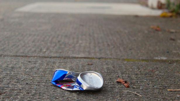 Eine zertretene Dose auf der Straße