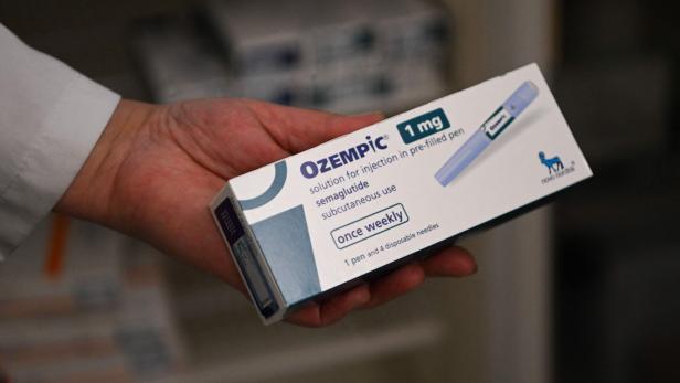 Eine Hand hält eine Packung Ozempic 1 mg Injektionslösung von Novo Nordisk.