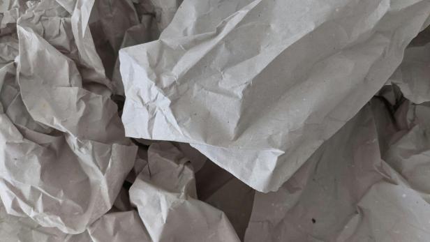 Weißes zerknülltes Papier