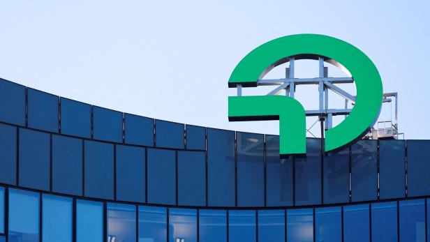 OMV-Zentrale mit großem Firmenlogo.