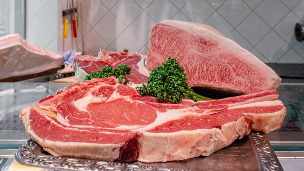 Rohes Rindfleisch mit Petersilie