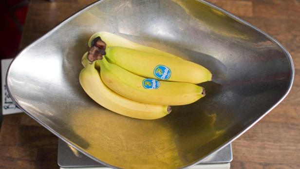 Bananen der Marke Chiquita werden abgewogen