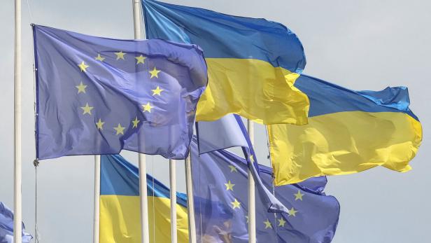 Flaggen der Europäischen Union und der Ukraine wehen im Wind