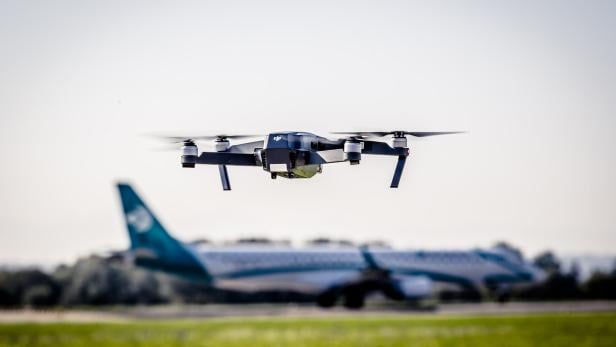 Sicher fliegen mit Drohnen: Austro Control und Frequentis starten Verkehrsmanagement-System für Drohnen