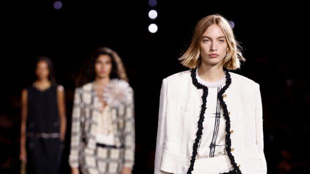 Laufsteg-Bild: Der weiße Cardigan der Prêt-à-porter-Show Chanel ist um 8.800 Euro zu haben.