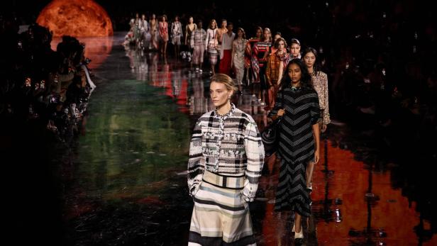 FASHION-FRANCE-WOMEN-CHANEL