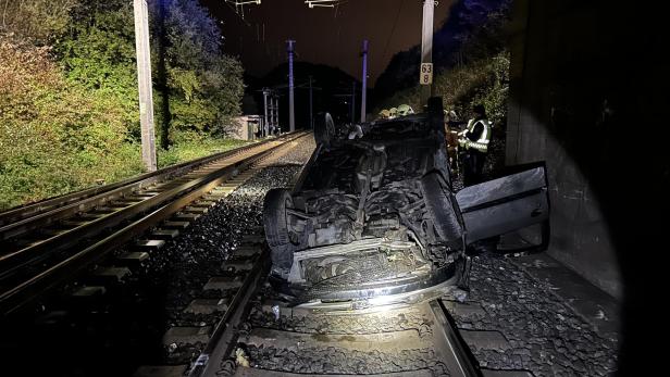 Auto stürzte auf Gleise