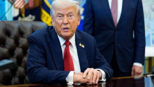 US President Trump Speaks the media in the Oval Office, Washington