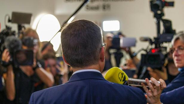 BEGINN DES PROZESSES GEGEN ÖVP-KLUBOBMANN WÖGINGER UND ZWEI BEAMTE WEGEN AMTSMISSBRAUCHS BEI POSTENBESETZUNG: WÖGINGER