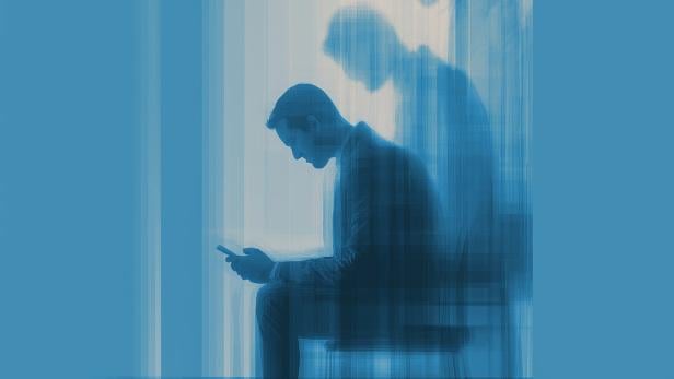 Das Smartphone verändert nicht nur den Alltag, sondern auch den Körper. Es kommt zu Haltungsschäden, Bandscheibenvorfällen und Kurzsichtigkeit. Mediziner raten nun dringend zu Ausgleichsübungen – auch für den Geist. Ein Mann sitzt mit gesenktem Kopf auf einem Stuhl und hält ein Smartphone, sein Umriss erscheint mehrfach verschwommen.