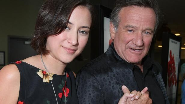 Zelda und Robin Williams Hand in Hand bei einem Event. 