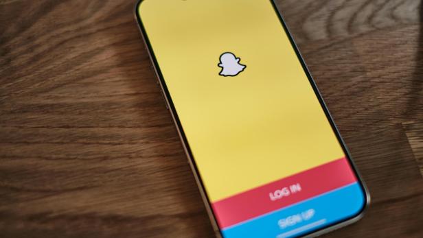 Das Logo von der Social Media-Plattform Snapchat auf einem Smartphone.