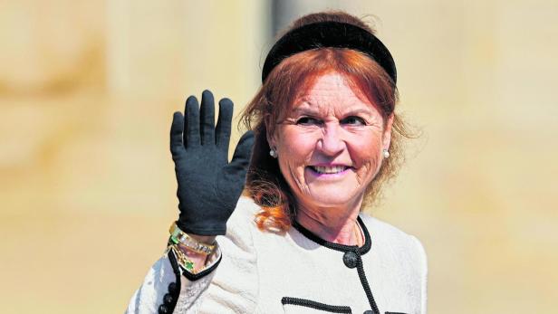 Sarah Ferguson lächelt und winkt mit einem schwarzen Handschuh.