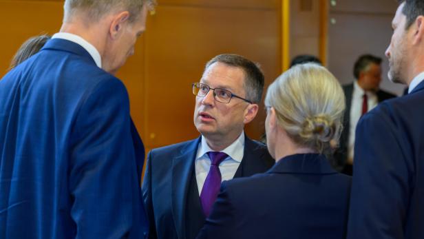 BEGINN DES PROZESSES GEGEN ÖVP-KLUBOBMANN WÖGINGER UND ZWEI BEAMTE WEGEN AMTSMISSBRAUCHS BEI POSTENBESETZUNG: WÖGINGER