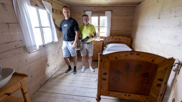 Seppi Kressl (l.) und Georg Bergschober im Sisi-Zimmer der Zwieselalmhütte.