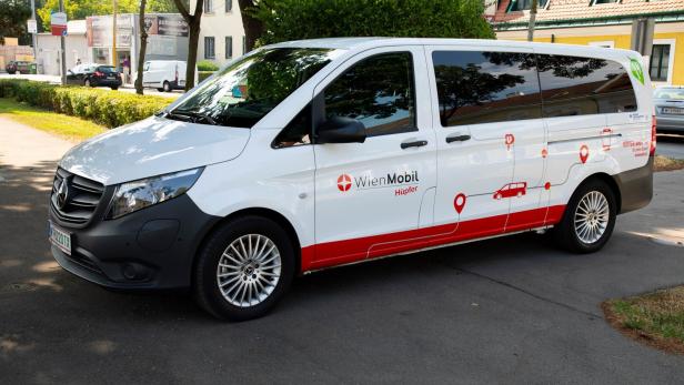 Der Wien Mobil Hüpfer ist ein weißes E-Auto.