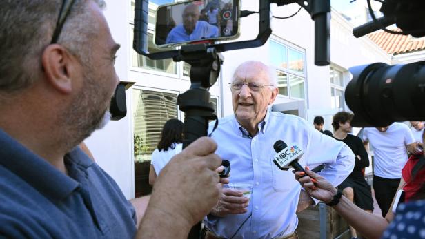 Ein älterer Mann mit Brille wird von NBC Bay Area interviewt und gefilmt.