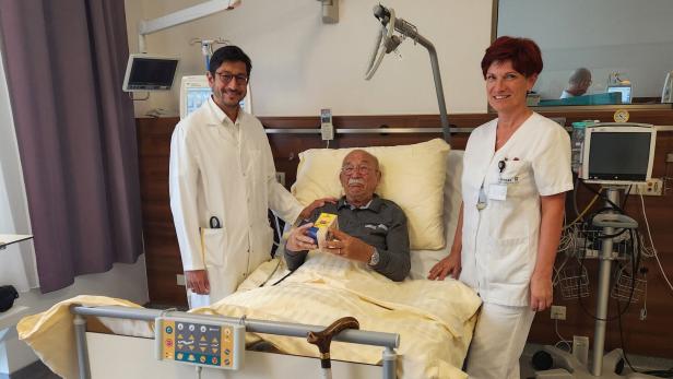 Prim. Dr. Oliver Sarkar, Horst Seipert, Stationsleitung DGKP Sabine Sonnleitne46-219270458