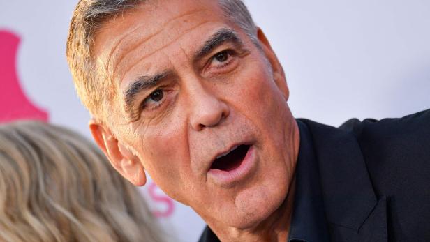 George Clooney schaut mit geöffnetem Mund zur Seite.